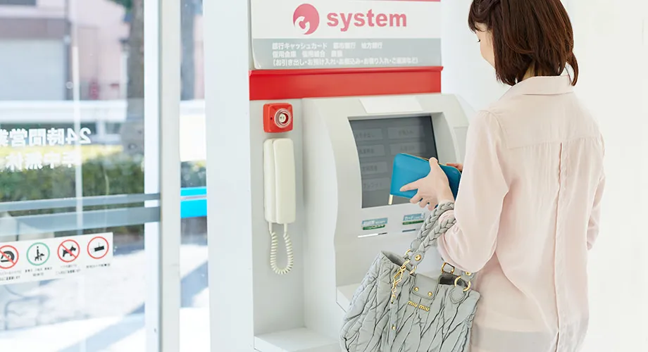 コンビニ設置ATMの抗菌シート貼り